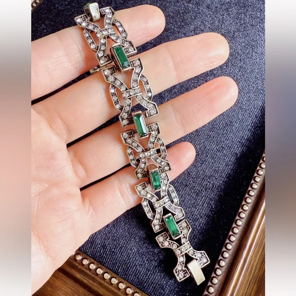 Elegant Silver and Green Bracelet - Picture 2 of 2